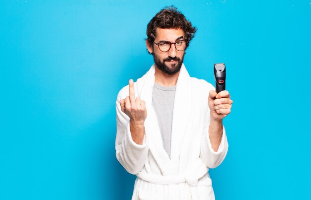 Accappatoio da portare del giovane uomo barbuto. concetto di cura dei capelli o della barba