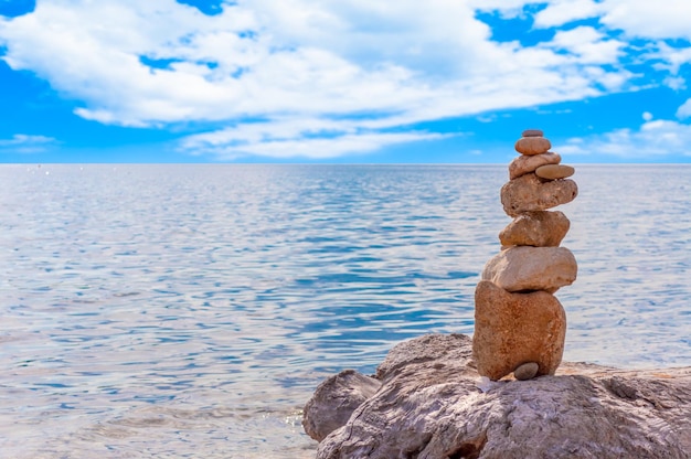 Accatastamento di pietre sulla costa