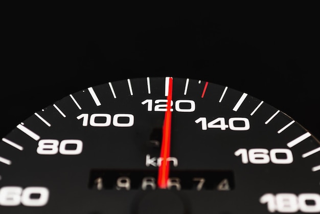 Accelerometro per auto con l'ago che indica un'alta velocità a blackground Accelerometto con una freccia rossa che indica l'accelerazione immagine concettuale per l'eccessiva velocità o il concetto di guida imprudente