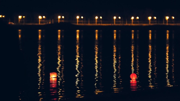 Accendere lanterne d'acqua sul fiume di notte