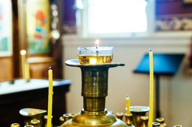 Accendere le candele in una chiesa delle candele della chiesa
