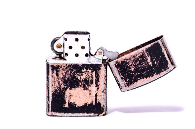 Accendino stile Zippo vintage su sfondo bianco