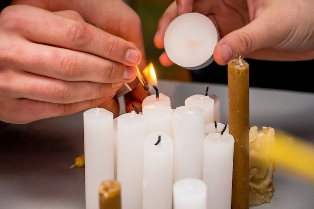Accensione di candele durante le celebrazioni