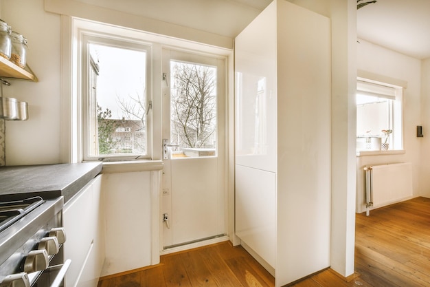 Accesso al balcone di una casa accogliente da una cucina moderna dal design aperto