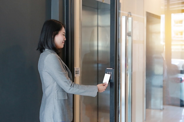 Accesso alla porta con chiave magnetica nell'edificio per uffici