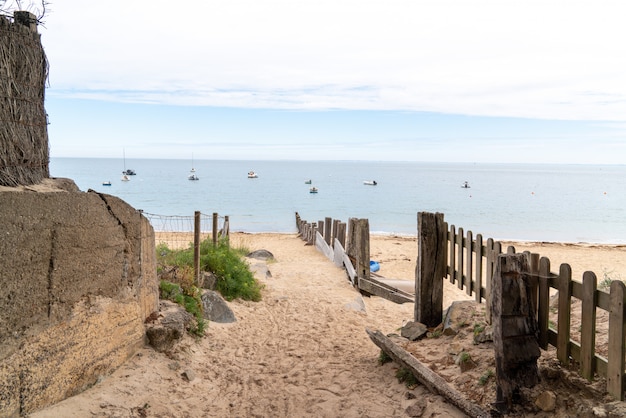 Accesso alla spiaggia di dune di sabbia in Vandea sull'isola di Noirmoutier in Francia