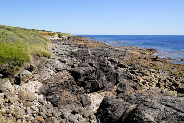 Accesso panoramico alla spiaggia rocciosa della costa nella Francia occidentale TalmontSaintHilaire in vendee