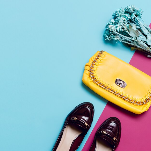 Accessori alla moda signora. Scarpe e pochette alla moda per la stagione autunnale.