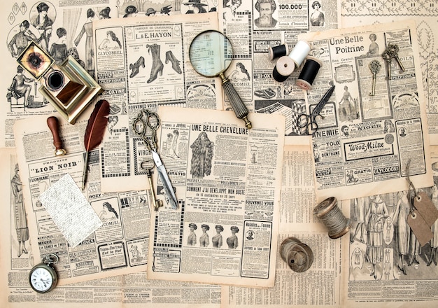 Accessori antichi, strumenti per cucire e scrivere, rivista di moda vintage per la donna con pubblicità. immagine dai toni in stile retrò