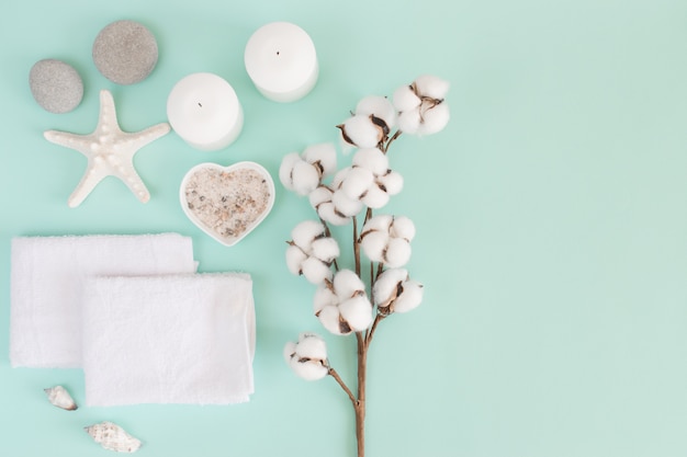 Accessori da bagno e da bagno con copia spazio