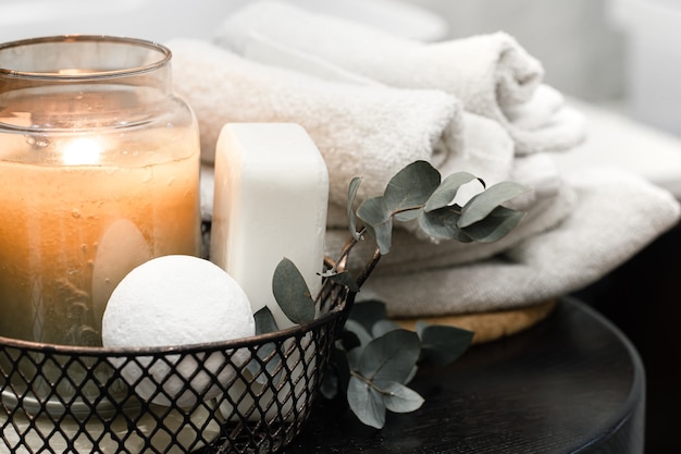 Accessori da bagno e una candela accesa. La cura del corpo e il concetto di igiene.