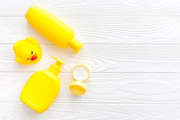 Accessori da bagno per bambini su fondo di legno bianco