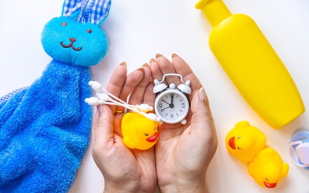 Accessori da bagno per bambini su sfondo bianco. Messa a fuoco selettiva.