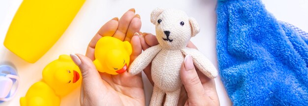 Accessori da bagno per bambini su sfondo bianco. Messa a fuoco selettiva.