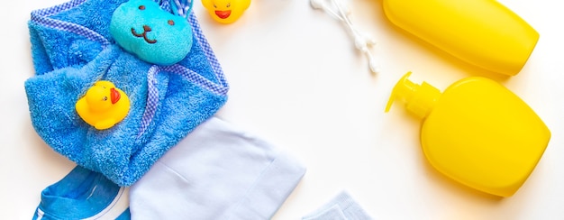 Accessori da bagno per bambini su sfondo bianco. Messa a fuoco selettiva.