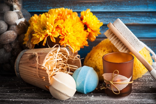 Accessori da bagno sul tavolo di legno rustico