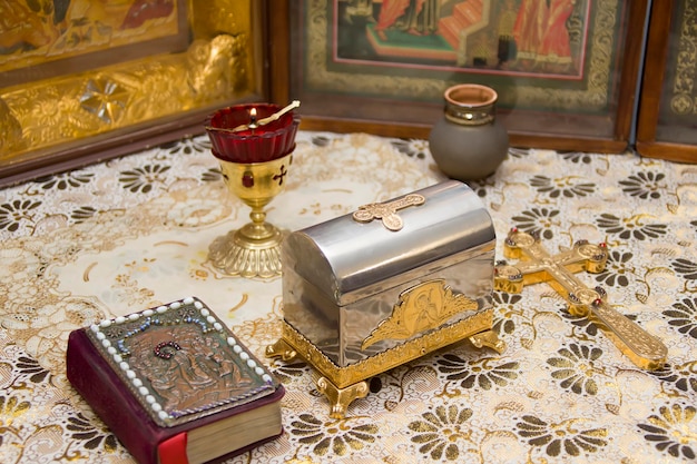 Accessori da chiesa con croce sullo sfondo di icone