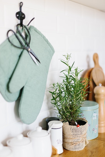 Accessori da cucina in un muro di mattoni in ceramica