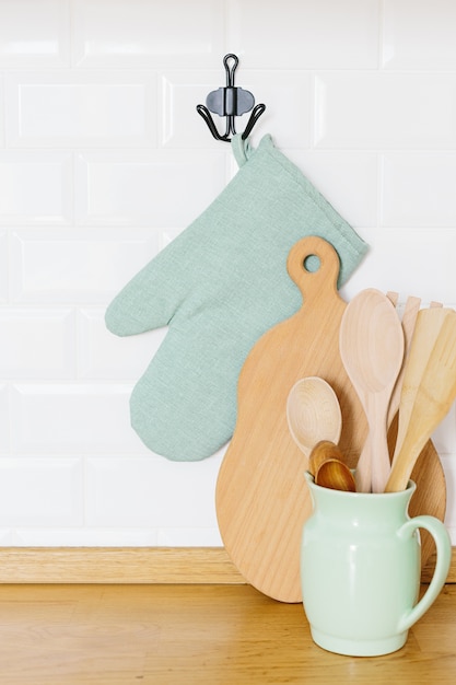 Accessori da cucina sul tavolo di legno