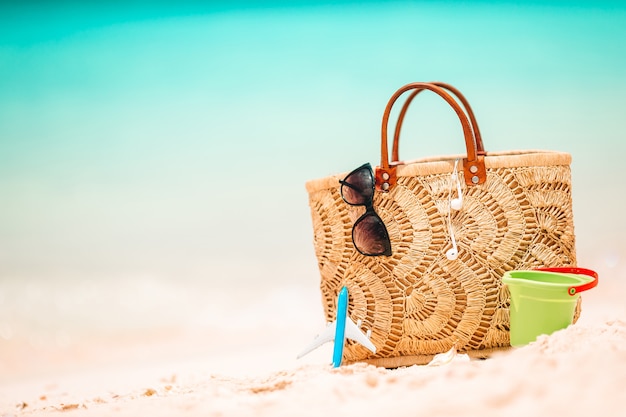 Accessori da spiaggia - borsa di paglia, cappello e occhiali da vista sulla spiaggia