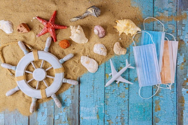 Accessori da spiaggia con sabbia e maschera protettiva