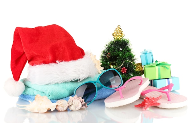 Accessori da spiaggia e albero di Natale isolato su bianco