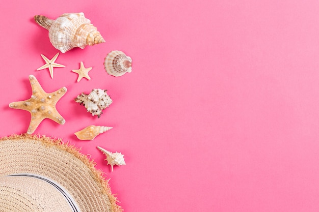 Accessori da spiaggia estate su sfondo rosa