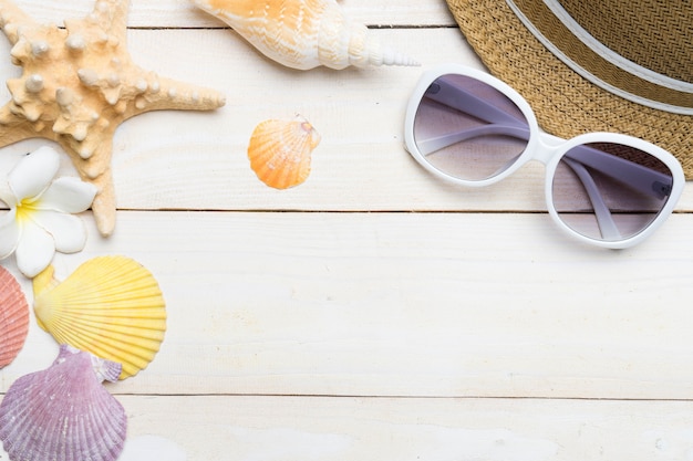 accessori da spiaggia estivi su legno