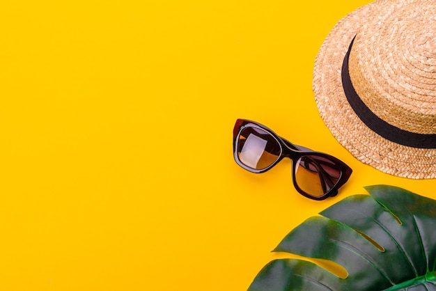 Accessori da spiaggia: occhiali e cappello con conchiglie e stelle marine.