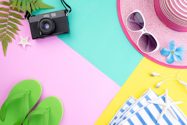 Accessori da spiaggia per le vacanze estive e il concetto di vacanza.