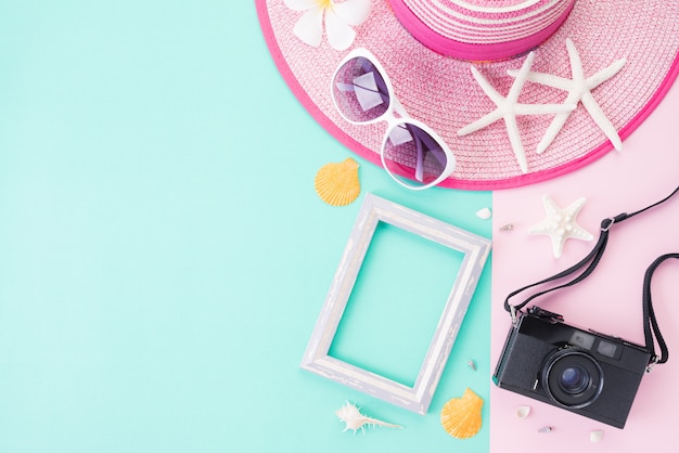 Accessori da spiaggia per le vacanze estive e il concetto di vacanza.