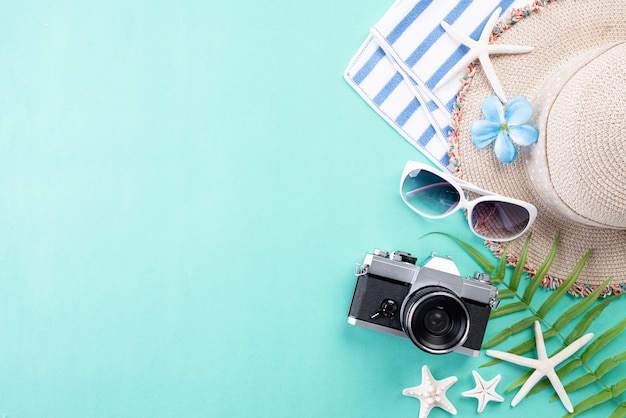 Accessori da spiaggia per le vacanze estive e il concetto di vacanza.