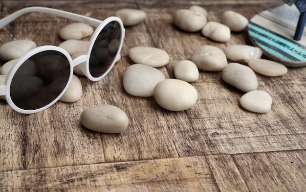 accessori da spiaggia su legno