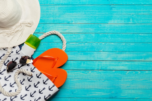 Accessori da spiaggia sul tavolo di legno.