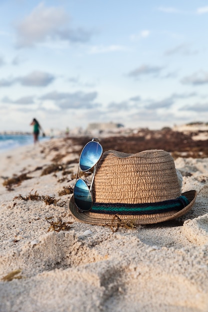 Accessori da spiaggia sulla riva sabbiosa