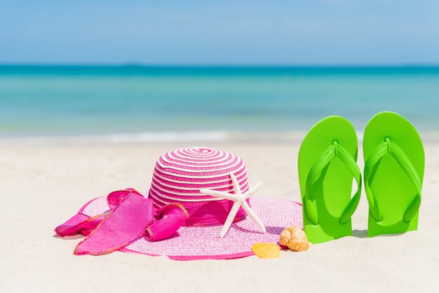 Accessori da spiaggia sulla spiaggia di sabbia per il concetto di estate