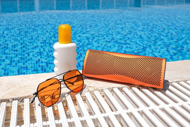 Accessori da spiaggia vicino alla piscina