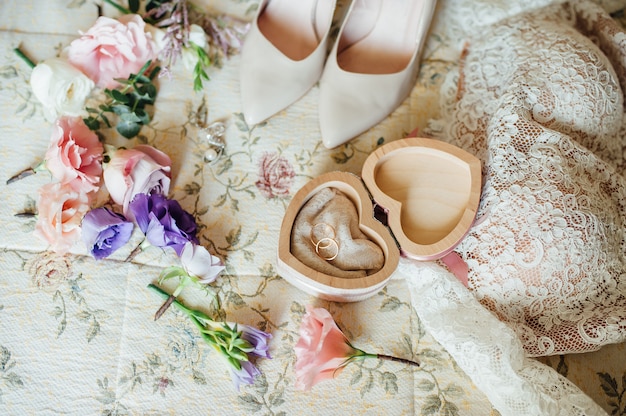 Accessori da sposa con fiori