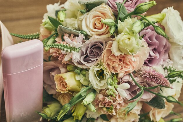 Accessori da sposa per la sposa come bouquet e profumo