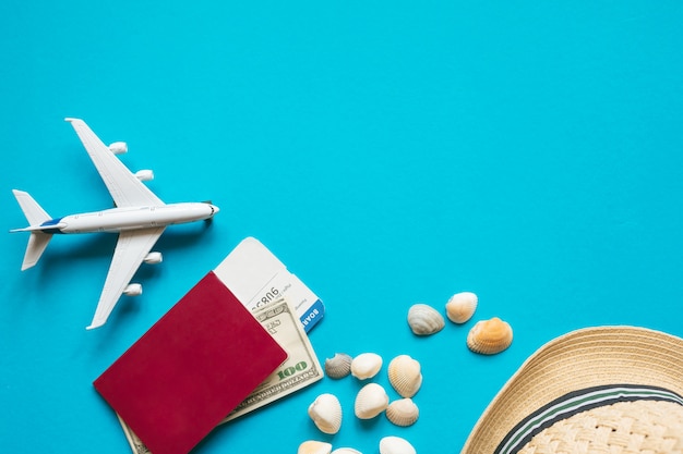 Accessori da viaggio e oggetti su sfondo blu