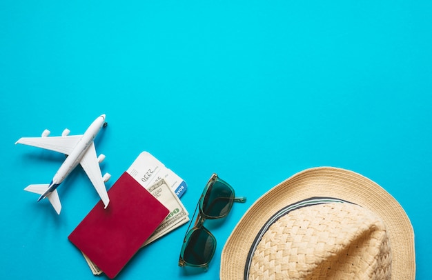 Accessori da viaggio e oggetti su sfondo blu