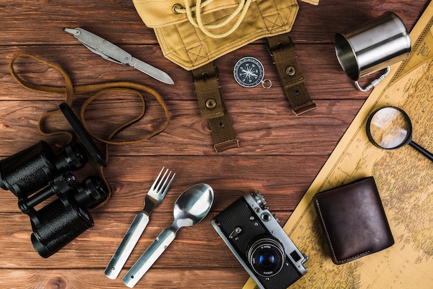 Accessori da viaggio e posate sul tavolo