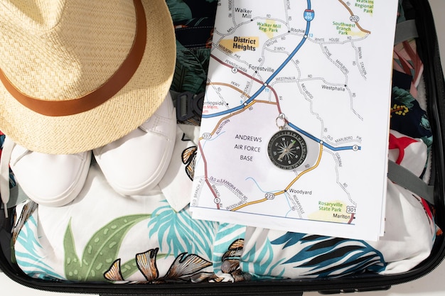 Accessori da viaggio in borsa mappa cappello bussola su camicie hawaiane