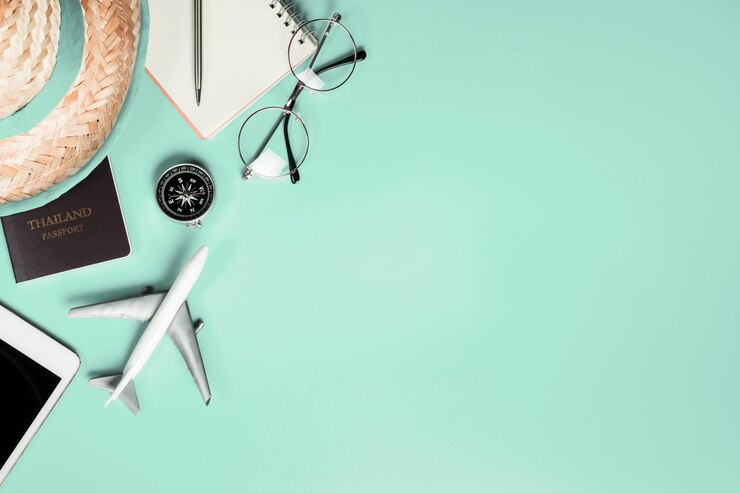 Accessori da viaggio Moda e oggetti vista dall'alto flatlay su Teal pastello