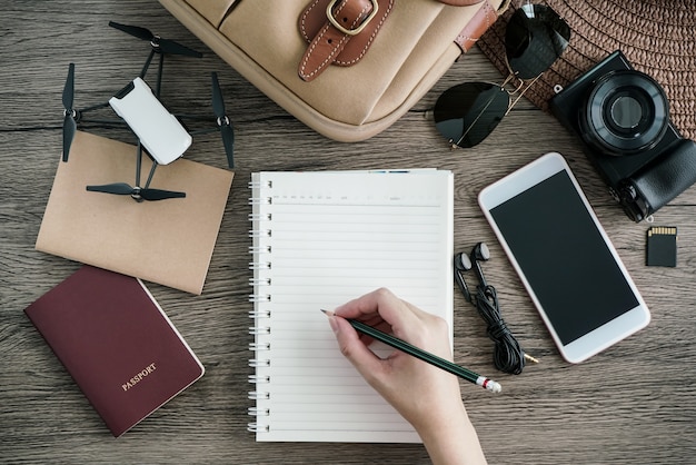 Accessori da viaggio per viaggio. Impostare su fondo in legno