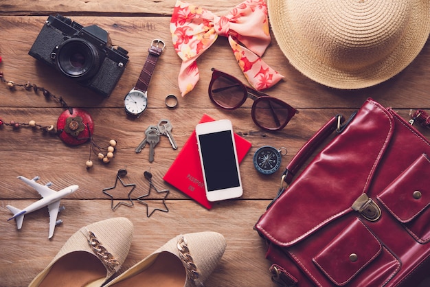 Accessori da viaggio su superficie di legno