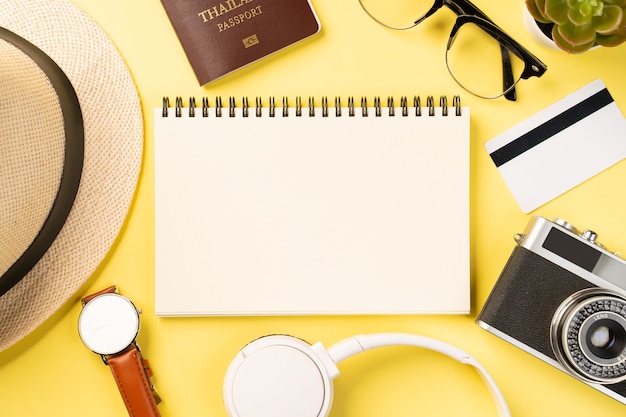 Accessori da viaggio su uno sfondo giallo