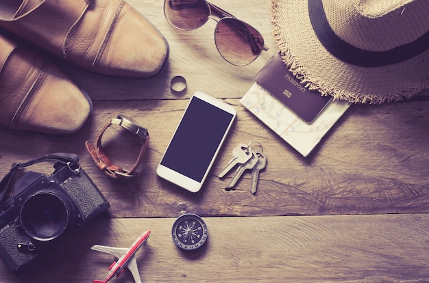 Accessori da viaggio sul pavimento in legno pronto per il viaggio