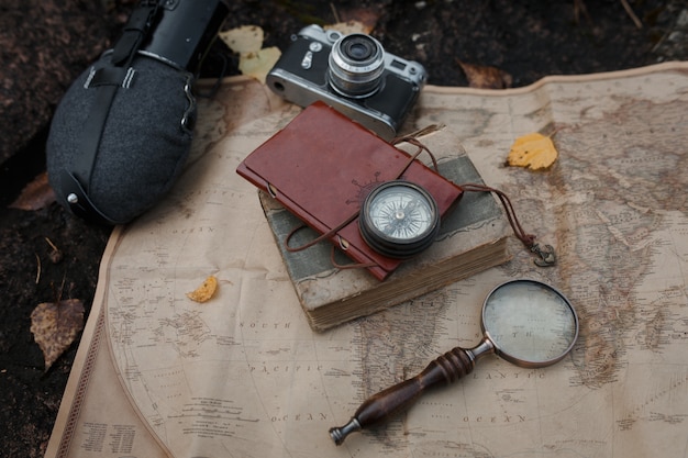 Accessori da viaggio vintage nella foresta