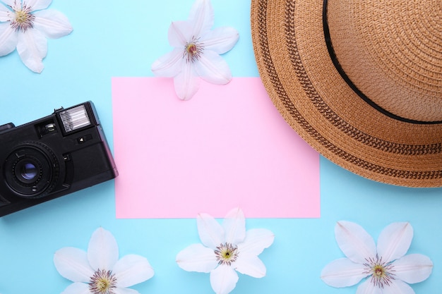 Accessori del viaggiatore sul concetto blu di vacanza di viaggio.